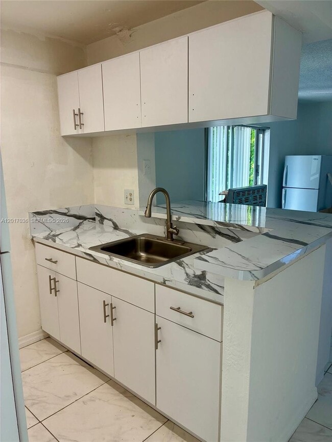 Building Photo - 10832 N Kendall Dr Unit U11
