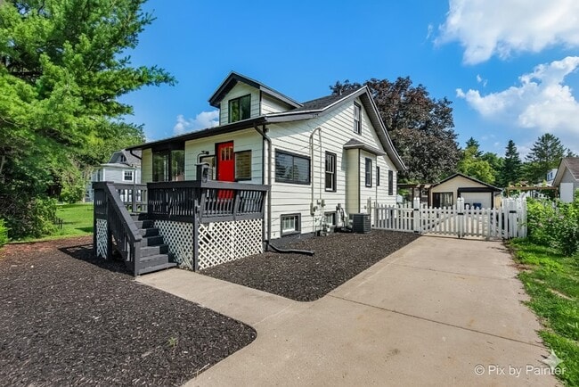 Building Photo - 503 N River Rd