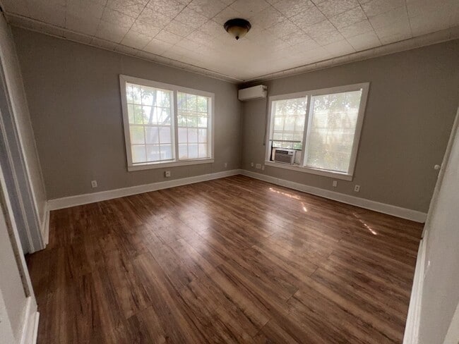 Building Photo - 1552 Lombardy St Unit 4