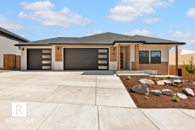Photo - Exquisite 3 Bed / 2.5 Bath Home near the Eagle Point Golf Course!