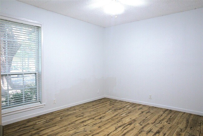 Photo - 5323 Fleetwood Oaks Ave Unit 156