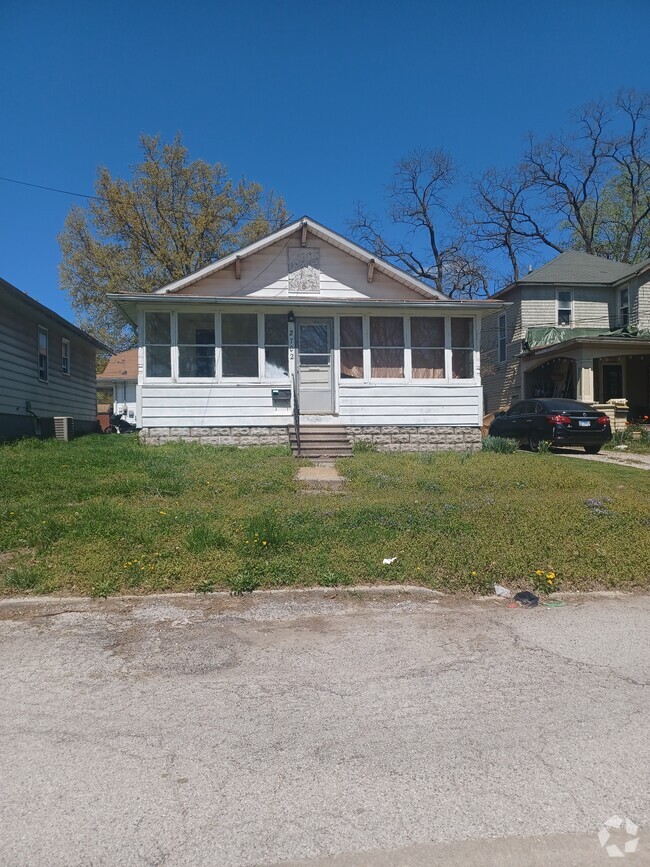 Building Photo - 2702 Walnut St Rental