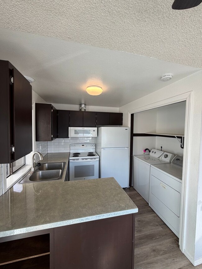 Building Photo - 2 Bed 1 Bath Duplex with Off Street Parking