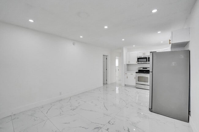 Photo - DANIA POINTE APTS