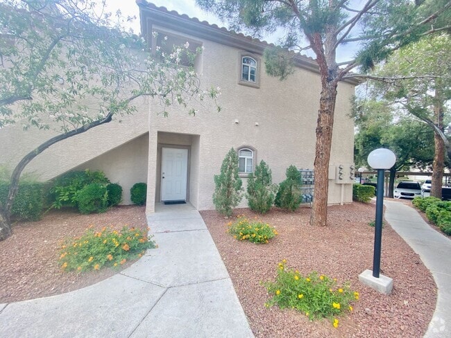 Building Photo - Recently renovated centrally located condo...