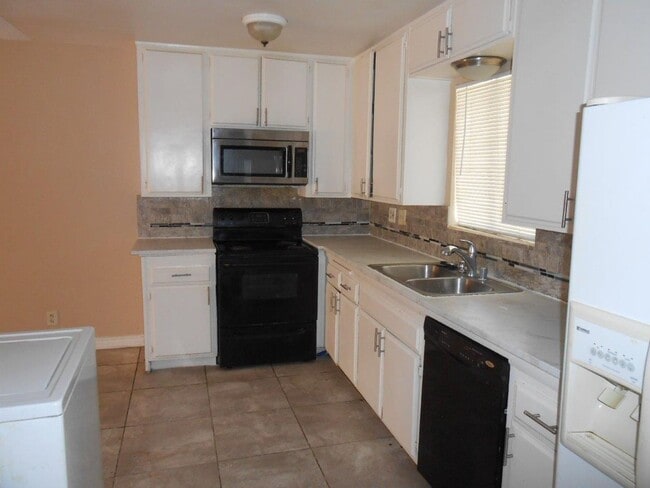 Photo - Spacious 2 story Townhouse with Community Pool