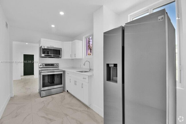 Building Photo - 3025 NW 8th Ave Unit 1 Rental