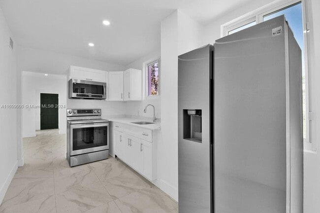 Building Photo - 3025 NW 8th Ave Unit 1 Rental