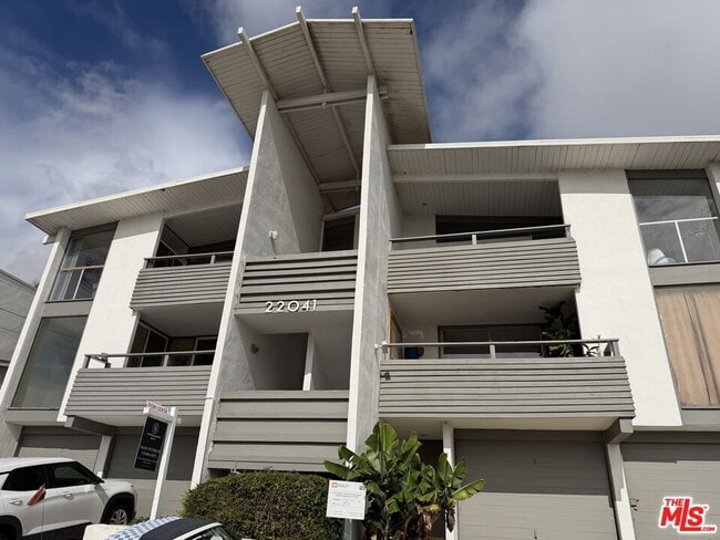 Building Photo - 22041 Pacific Coast Hwy Unit 2