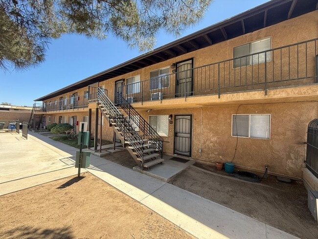 Building Photo - Palmdale Apartment 2 bedroom Unit 16