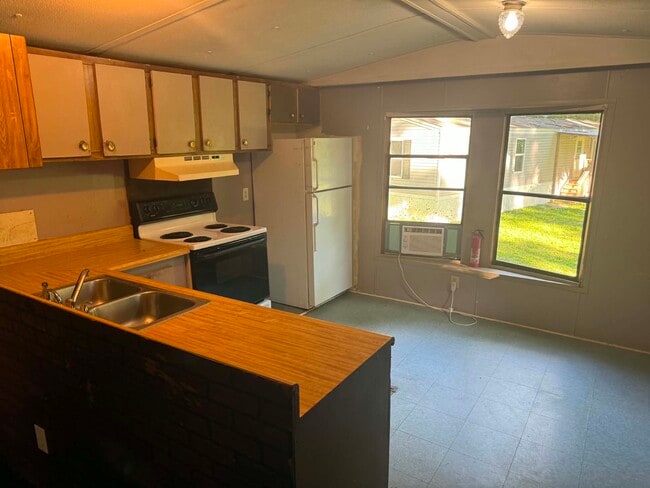 Photo - 1380 Mapleash Ave