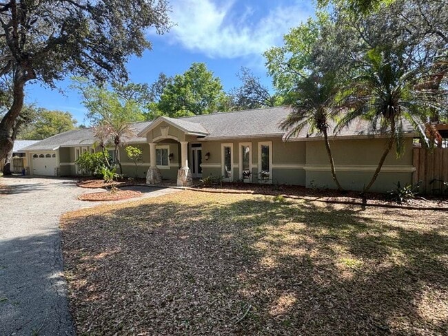 Building Photo - Gorgeous 5 Bedroom Pool Home in Ormond