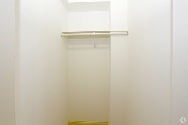 1 Bedroom - Walk-in Closet