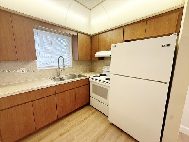 Photo - 216 SW 10th St Unit 2