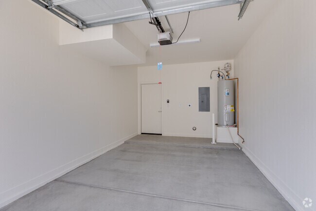 1BR, 1BA - 750SF - Garage - Woodcrest at Power Ranch Apartments