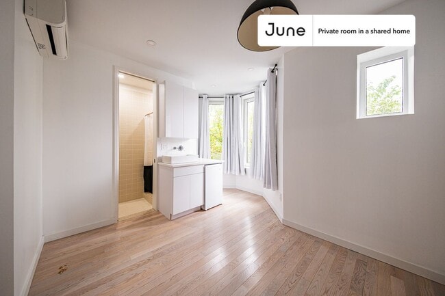 Building Photo - Room in Shared 4 bed/4 bath home