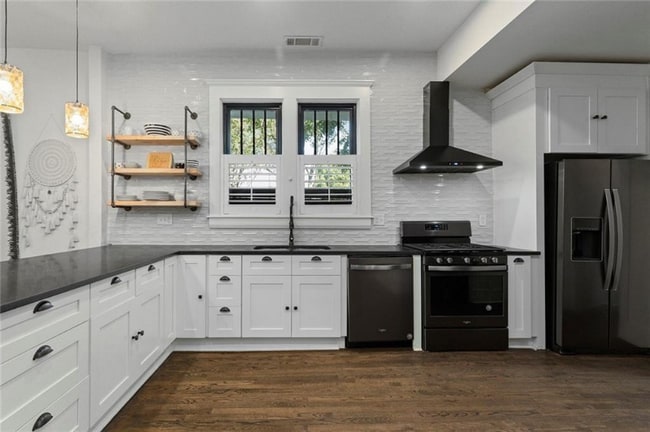 Photo - 563 Parkway Dr NE