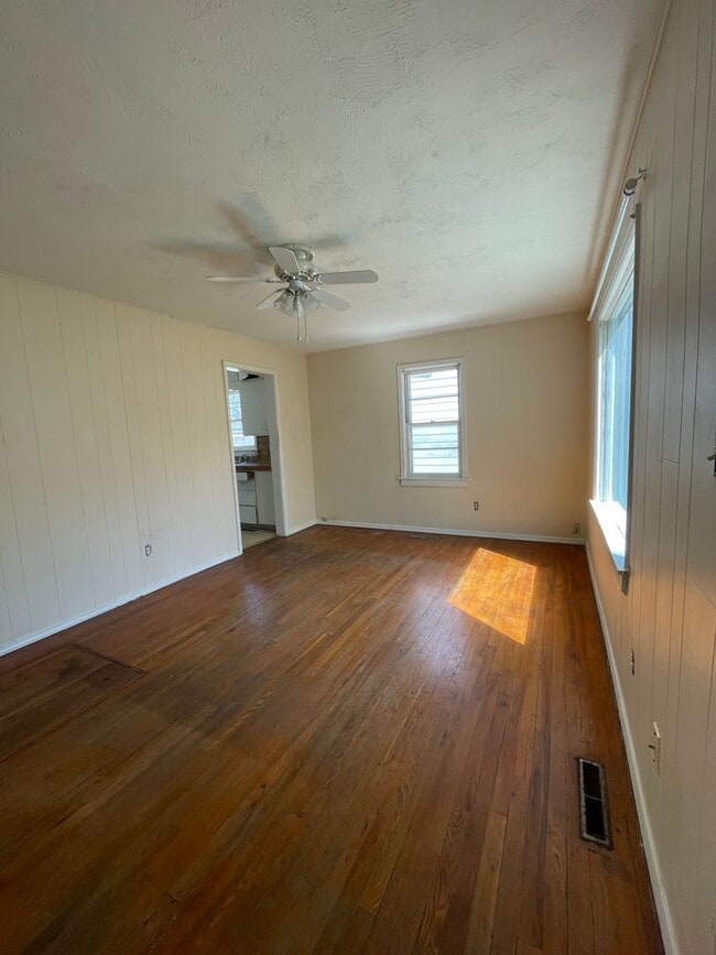 Photo - Charming 2 bedroom with a basement