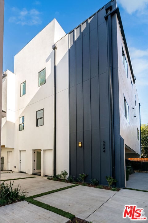 Building Photo - 5044 Laurel Canyon Blvd Unit 2 Rental