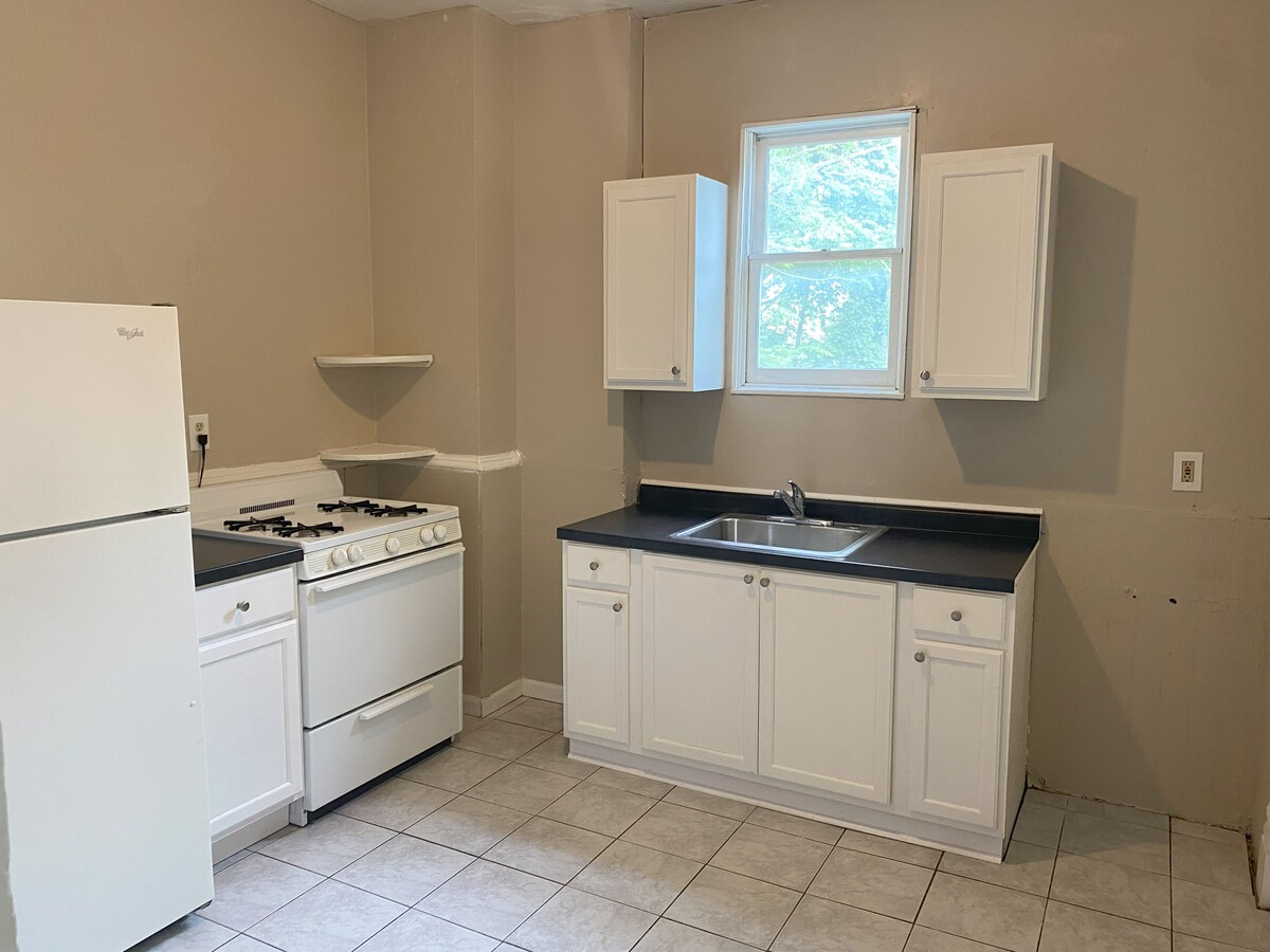 Kitchen - 1114 Seymour Ave Apartments Unit 2