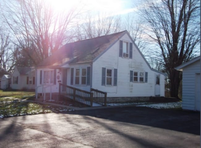 Photo - AVAILABLE NOW. 2 bed/1 bath SINGLE FAMILY HOME with fenced yard!