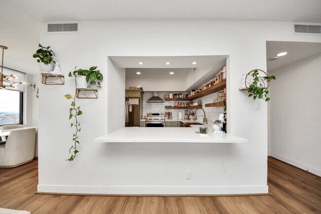 Photo - 14 Greenway Plz Unit 23P
