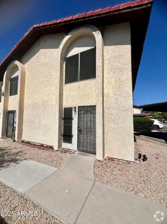 Building Photo - 2424 E Tracy Ln Rental