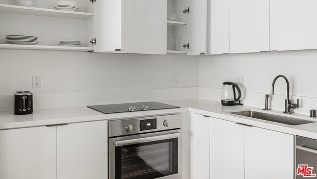 Photo - 1130 N Orange Dr Unit 302