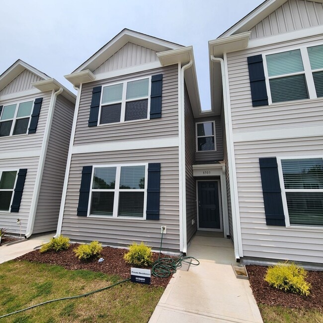 Building Photo - New townhome for rent North Raleigh