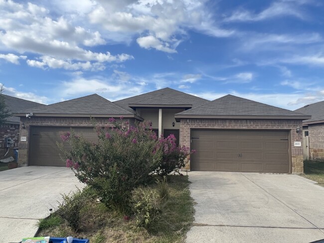 Building Photo - Spacious 3BR/2BA Duplex with Private Yard ... Rental