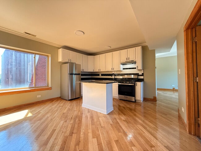 Building Photo - 1610 E 82nd St Rental