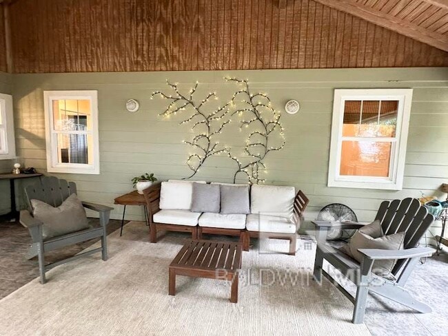 Photo - 533 Gayfer Ave