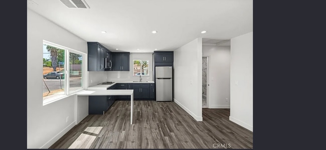 Kitchen with built in table - 11060 Oneida Ave