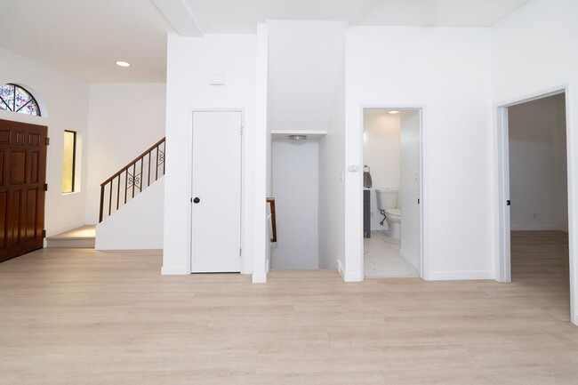 Photo - BEAUTIFUL 4 Bed 3 Bath unit