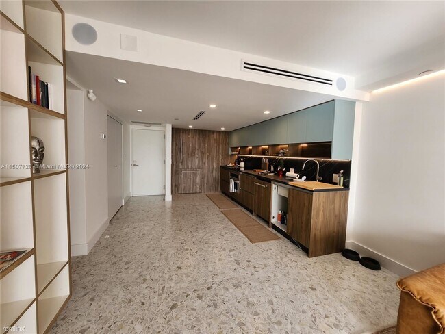 Photo - 2 br, 2 bath Condo - 2555 Collins Ave Apt 306 Unit Apt 306