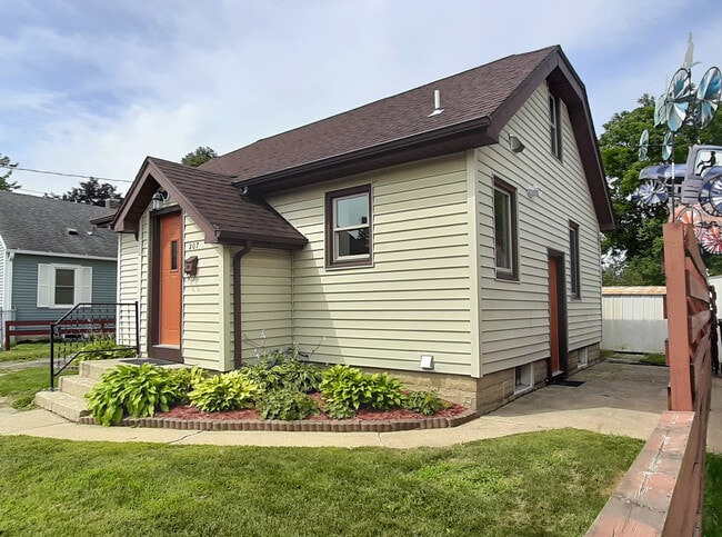 Photo - 207 14th Ave. NE