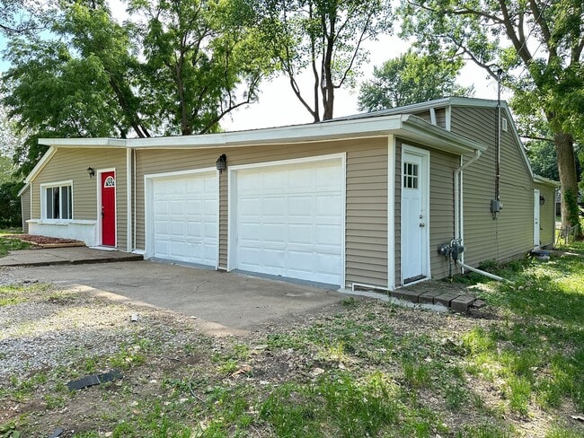 Photo - 3 Bed 2 Bath 2 Stall Garage - Country Styl...