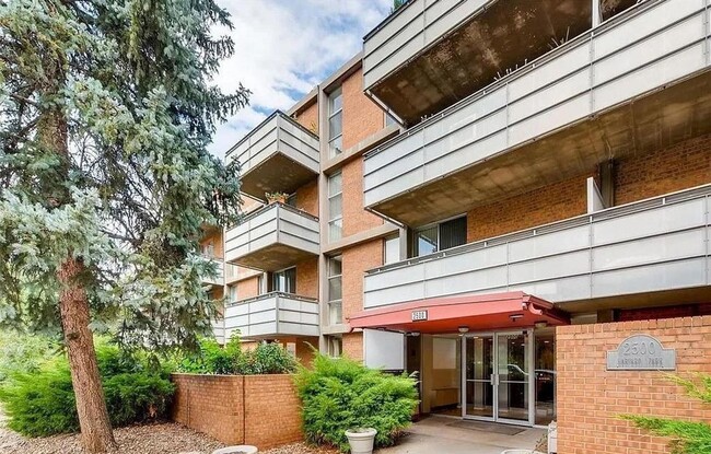Building Photo - Charming 1-Bedroom Condo in the Heart of Denver's University Neighborhood Unit 215