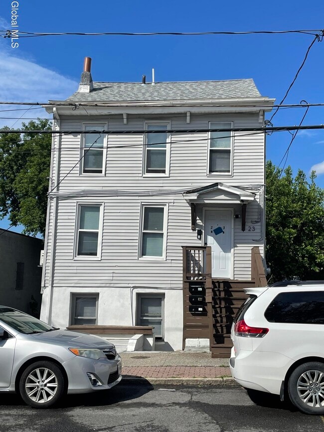 Building Photo - 23 Benson St Unit 3