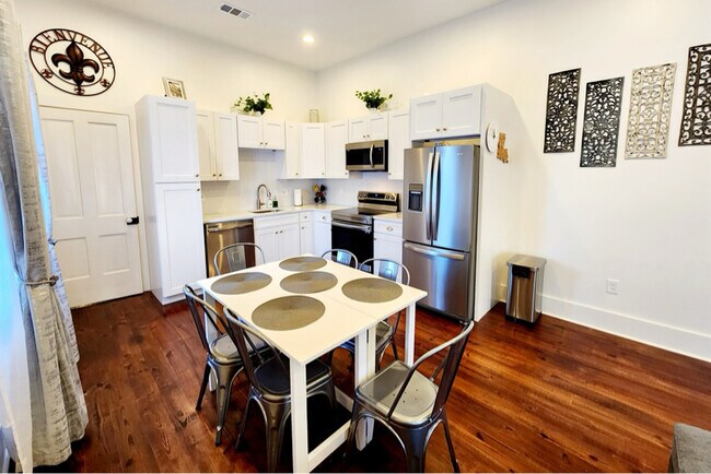 Photo - 2320 St Philip St