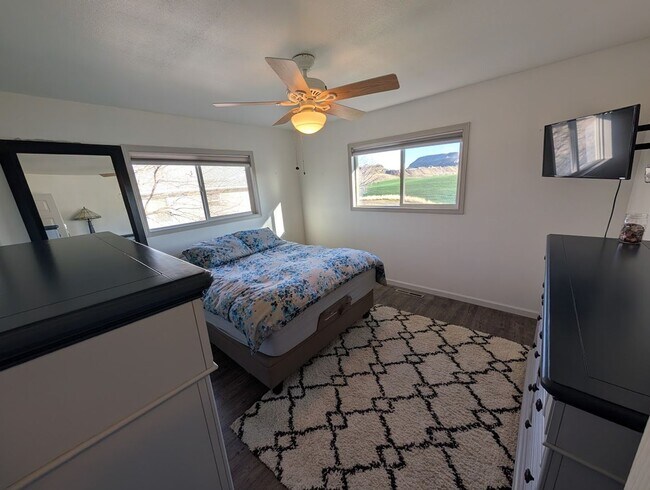 Photo - Large 5 Bedroom 2 Bath House - Pet-Friendly