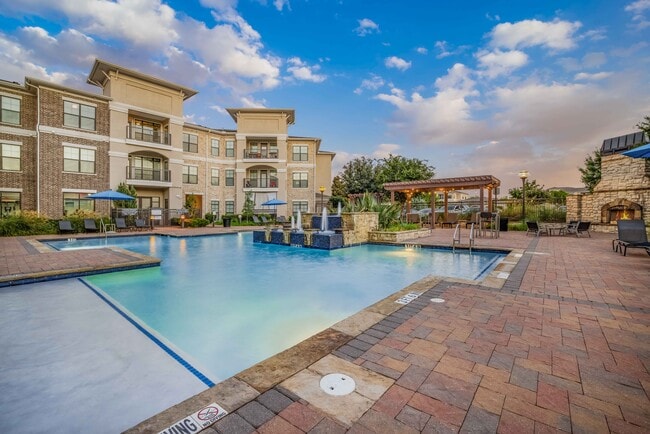 Resort-style Swimming Pool with Tanning Ledge and Sundeck