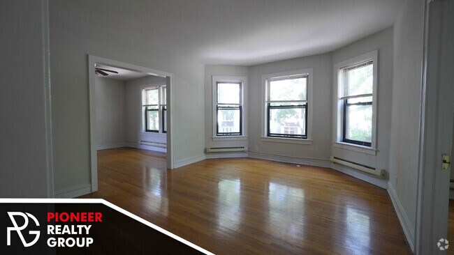 Building Photo - 1129 W Oakdale Ave Unit 1127-2A Rental