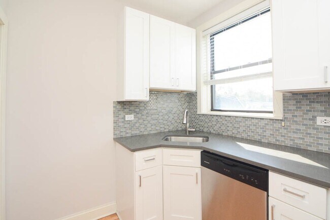 Photo - 2335 N Rockwell St Unit C4