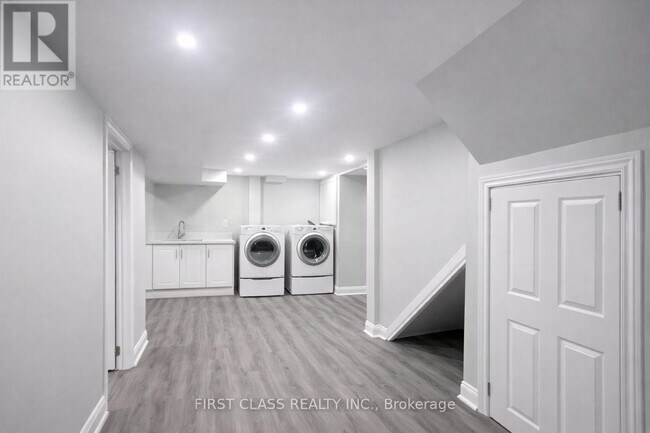 Photo - 3280 Pilcom Crescent