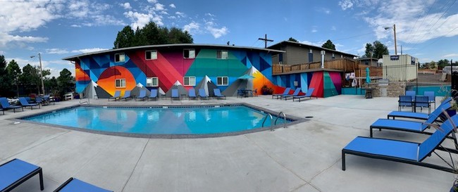 Sparkling Pool - Eagle Crest Apartments