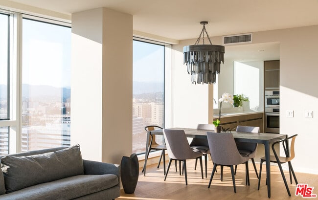 Photo - 889 Francisco St