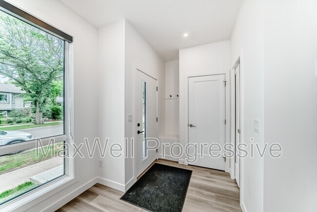 Photo - 6411-6493 93 St NW