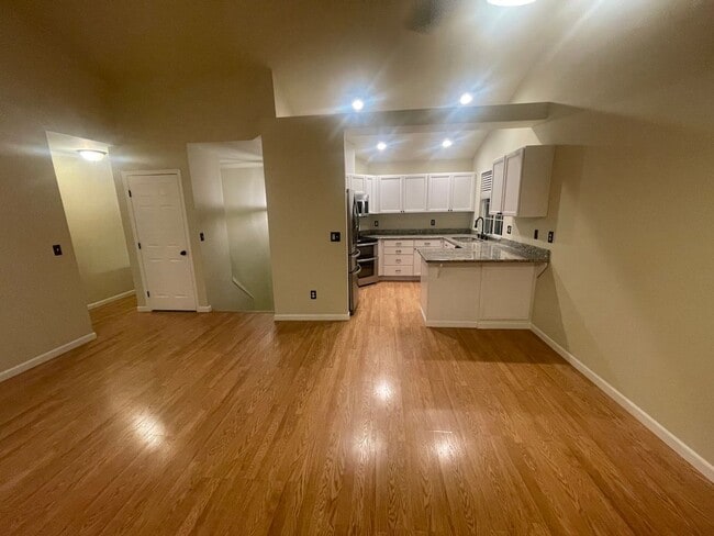 Photo - Spacious 4 Bedroom Home for Rent in Lake S...