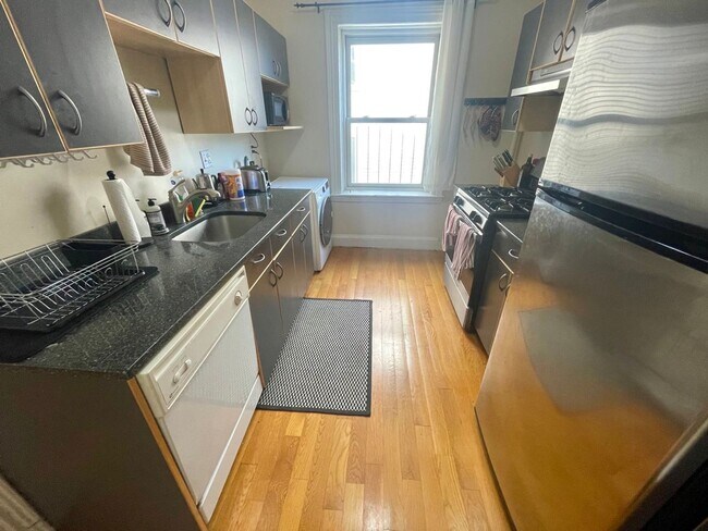 Building Photo - 9/1 No Fee!- Sunny upper floor 2BR - w/d i... Rental